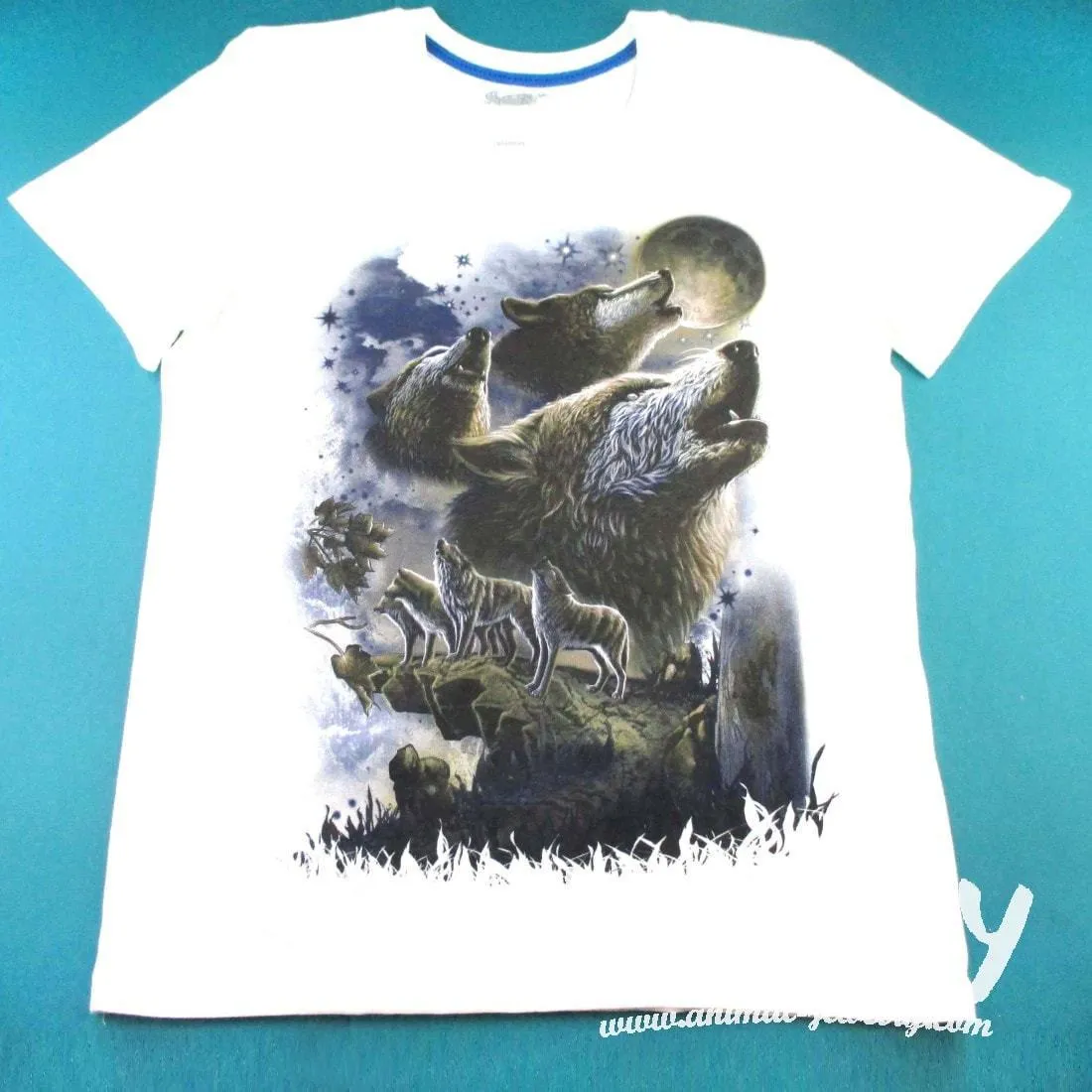 Pack of Wolves Howling at the Moon Print Graphic Tee in White | DOTOLY